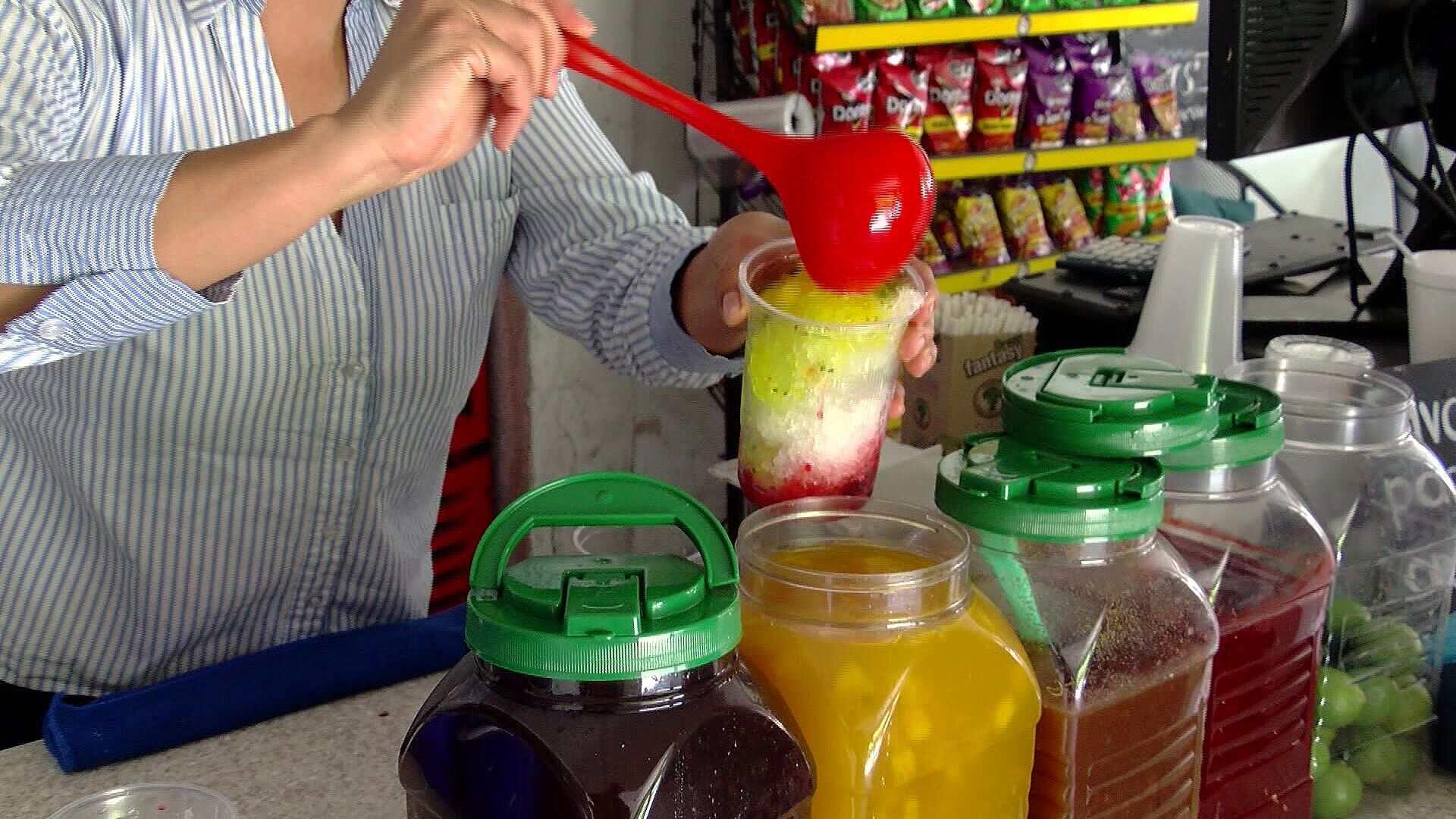 Calor trae Incremento de Venta de Raspados, Hielitos y Aguas Frescas | N+